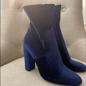 Steve Madden Blue velvet booties size 7.